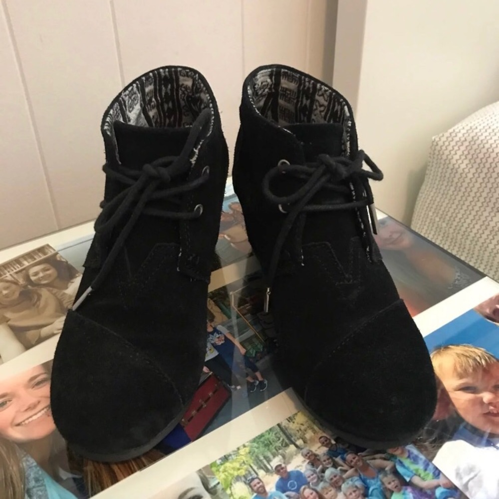 Size 6 black Toms booties